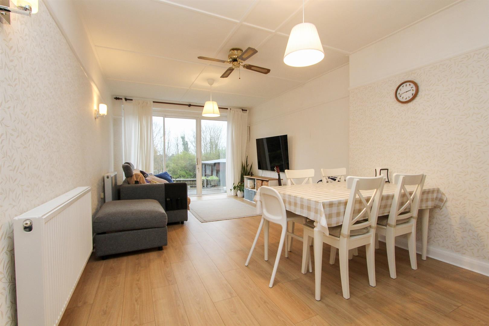 3 bed property in Woodmansterne Road, Coulsdon